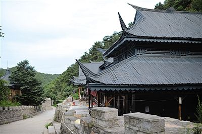 　7月9日，密云水庫附近隸屬于某單位的栗林度假山莊，建筑風(fēng)格古色古香