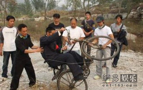 抗日雷劇再現(xiàn)神技：自行車飛起還能截火車