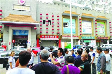 青島宰客海鮮店成“景點”，游人“參觀”拍照。