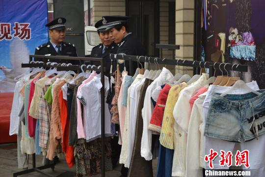 警方展示的部分被盜服裝?！∷瘟⒊z