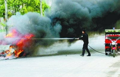 轎車(chē)追尾巴士引發(fā)油箱爆炸 17名乘客及時(shí)疏散