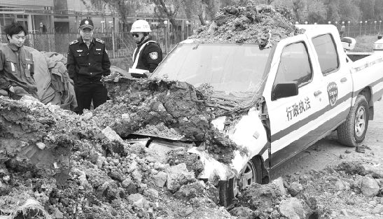 司機(jī)偷倒渣土被抓40噸渣土埋沒城管執(zhí)法車（圖）