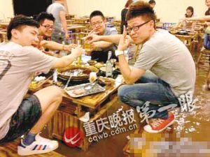 暴雨致水淹火鍋店 4男子淡定蹲上凳子吃火鍋