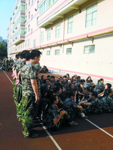 女孩們說，這道“人影陰涼”，為高中時代的記憶鑲上了一顆珍珠 網友供圖