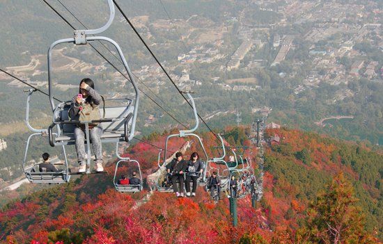 　香山公園“吊籃式”纜車除防護(hù)杠外，無(wú)其他防護(hù)措施。（資料圖）