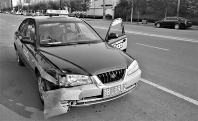 昨日，朝陽區(qū)林萃路，因連撞“克隆”車，的哥劉師傅的車輛受損送修。新京報記者 黃月 攝