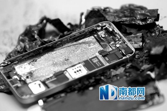 于先生的新iPhone5S手機直接“爆”廢。 南都記者劉有志攝