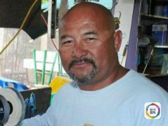 漁夫跳入海中捕撈劍魚(yú)被其用上頜刺死