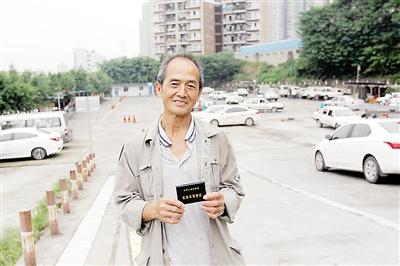 69歲老人學(xué)車半年拿駕照 距離報(bào)名年限只差1年