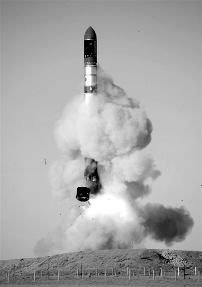 　2007年6月15日，俄羅斯在哈薩克斯坦的軍事場地試射一枚“RS-20”導(dǎo)彈。尚未有媒體公布新型固