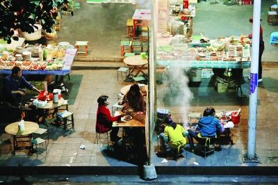 那邦鎮(zhèn)以往熱鬧的夜市，因?yàn)橹芯掃吘车膽?zhàn)亂，而變得冷冷清清 特派記者 賈代騰飛 攝