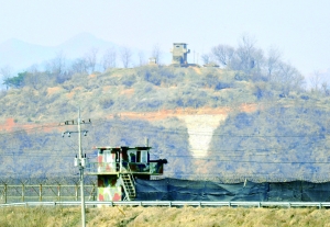 這是3月27日在韓國(guó)西北部靠近南北軍事分界線的坡州市一帶拍攝的韓國(guó)（下）和朝鮮哨所。