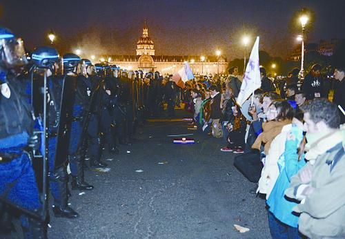 26日，法國反同性戀者與警察形成對峙之勢。