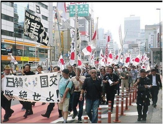 日極右勢力東京街頭反韓 舉反韓標(biāo)語放日本軍歌