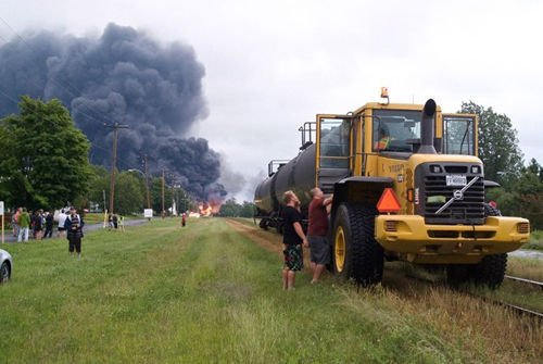 加拿大油罐車(chē)出軌爆炸 30多座建筑被毀數(shù)人失蹤