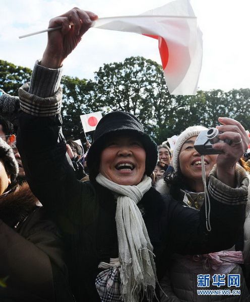 當(dāng)?shù)貢r間12月23日，在位于日本東京的皇宮，民眾向明仁天皇祝賀生日。