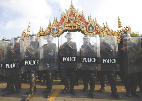 14日在泰國曼谷，政府出動數(shù)千名防暴警察，以奪回政府大樓和其他 泰數(shù)千防暴警察和平清場 被示威者占領(lǐng)的區(qū)域。