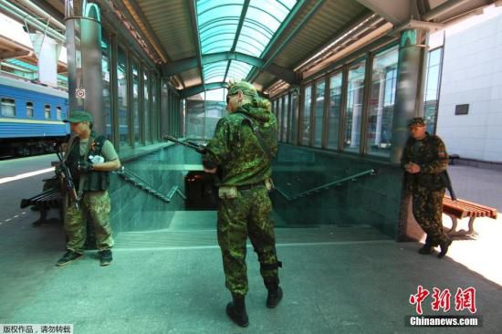 烏克蘭政府軍和民間武裝在頓涅茨克機場火車站附近發(fā)生激烈交火,火車站附近街道受到炮彈猛烈襲擊。