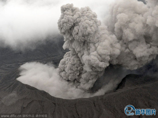 日本阿蘇中岳火山發(fā)生噴發(fā) 噴煙高達1000米