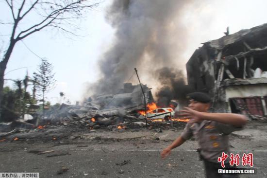 當(dāng)?shù)貢r間6月30日，印尼棉蘭，印尼一架軍用運輸機(jī)起飛不久后在居民區(qū)墜毀，機(jī)體爆炸燃成火球。