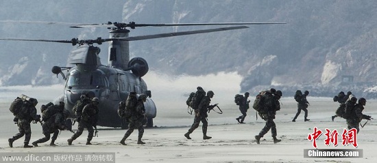 資料圖：當?shù)貢r間2014年11月10日，韓國海陸空三軍啟動了“2014護國演習(xí)”。