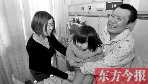 李剛患骨肉瘤急需手術(shù)，最放心不下的就是他的妻子、女兒