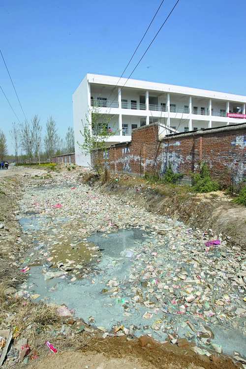 污水垃圾“護(hù)城河”緊挨著教室