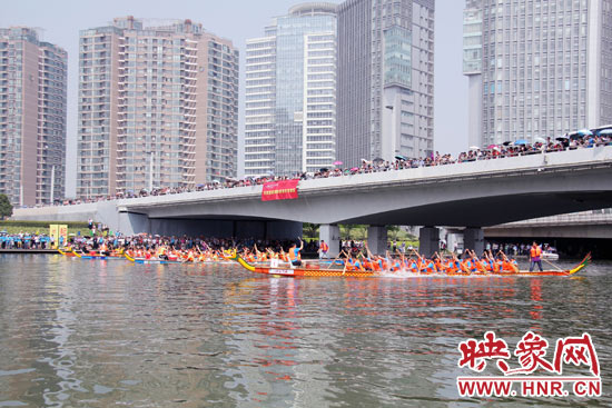 6月11日，2013中華軒轅龍舟大賽，在鄭州東區(qū)的如意湖舉行。