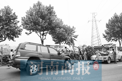 鄭州文化路百萬豪車“騎”上樹 一下撞飛幾十萬 河南商報記者 邱曉峰/攝