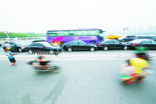 洛陽迎親奔馳車隊當(dāng)街遭遇連環(huán)撞