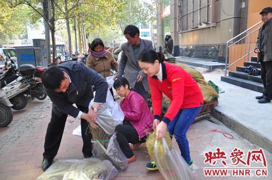 愛心市民在購買粉條