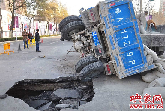 “鄭州地鐵站附近路面塌陷”實為大貨車壓塌透水路面