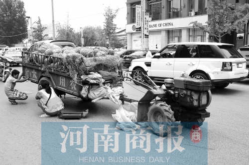 兩車相蹭后，小陳與妻子慌了神