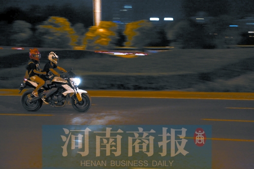 深夜，鄭東新區(qū)，不少人騎著摩托車呼嘯而過