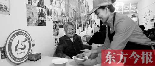 9月29日，輕院社區(qū)的“空巢老人”荊阿姨在一家飯店免費吃午餐