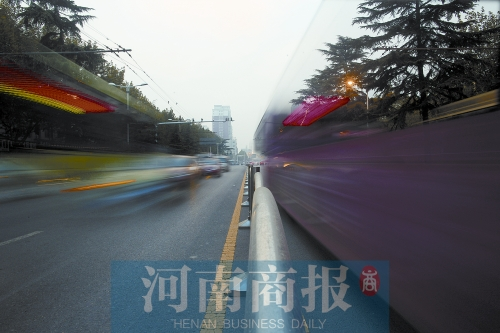 如今的建設(shè)路拓寬了不少，各種車(chē)輛川流不息（照片為多次曝光合成）