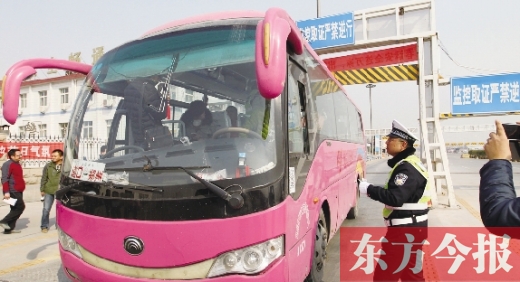 鄭州交警在鄭州黃河大橋安裝“機(jī)動車緝查布控系統(tǒng)”嚴(yán)查違法運(yùn)輸行為，確保旅客安全。