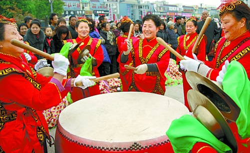 11月15日，鄧州廣大干部群眾載歌載舞慶祝黨的十八大勝利閉幕。