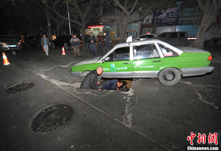 福州鬧市街道突然塌陷 出租車被“坑”