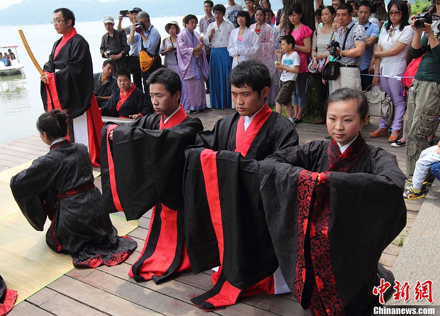 南京年輕人著漢服行古禮祭屈原迎端午