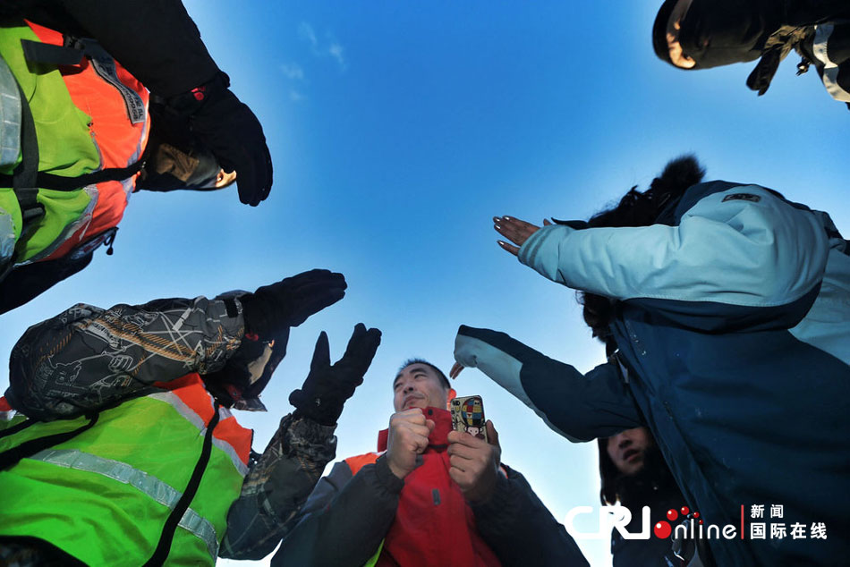 2012年12月23日，北京靈山，救援人員在積雪四十厘米多的山上搜救。