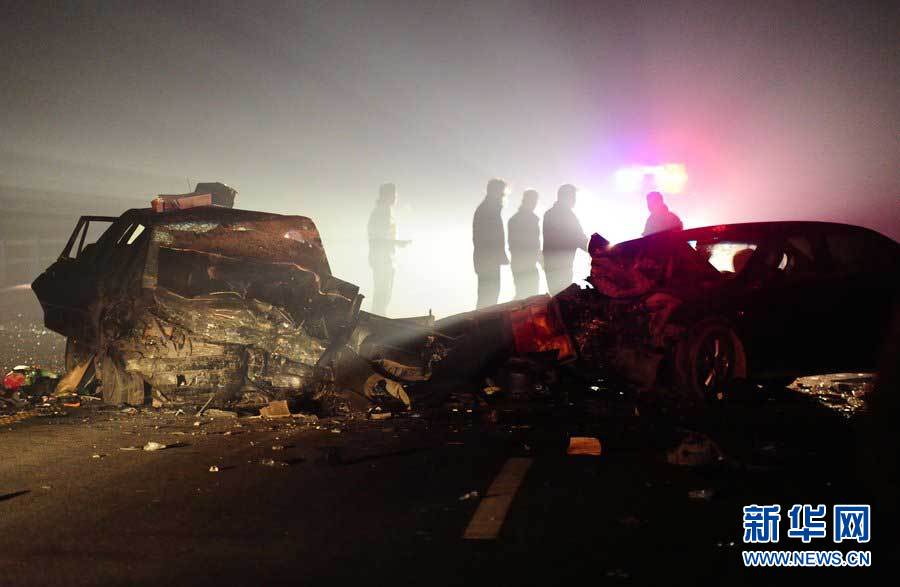 2013年1月9日，合肥，事故現(xiàn)場，兩輛受損車輛已經(jīng)全部變形