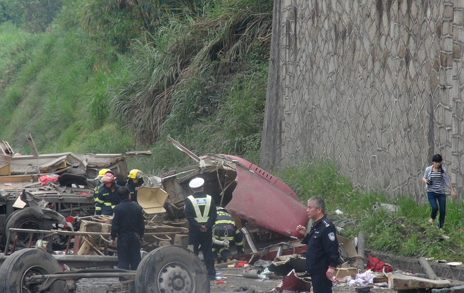 廈蓉高速貨車連撞三車 8死15傷