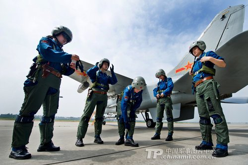 飛豹首批女飛行員：飛“爺們機(jī)”不在話(huà)下