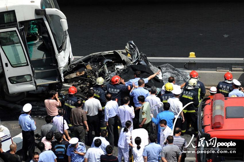 北京大客車(chē)追尾碾壓奧迪司機(jī)被困車(chē)中。