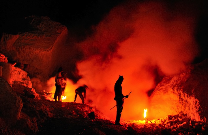 印尼硫磺礦工火山口"淘金"