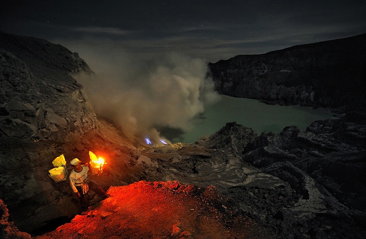 印尼硫磺礦工火山口"淘金"