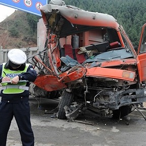 客貨車相撞7死19傷