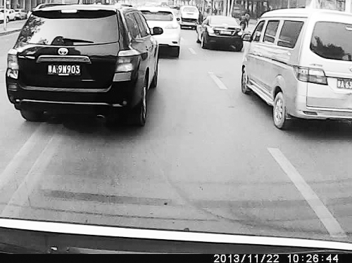 這輛黑色車輛不避讓執(zhí)行緊急任務的救護車，并壓著雙黃線變更車道。唐韜/圖