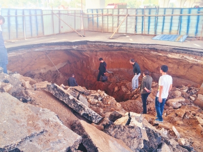 　　中原路西三環(huán)交叉口大面積坍塌